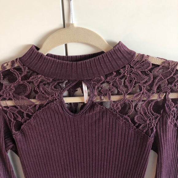 FREE PEOPLE BURGUNDY TURTLENECK - Picture 4 of 5